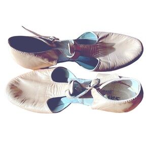 Sasha “diva” leather character shoes. Balletcore. Flexible “teacher shoes”.